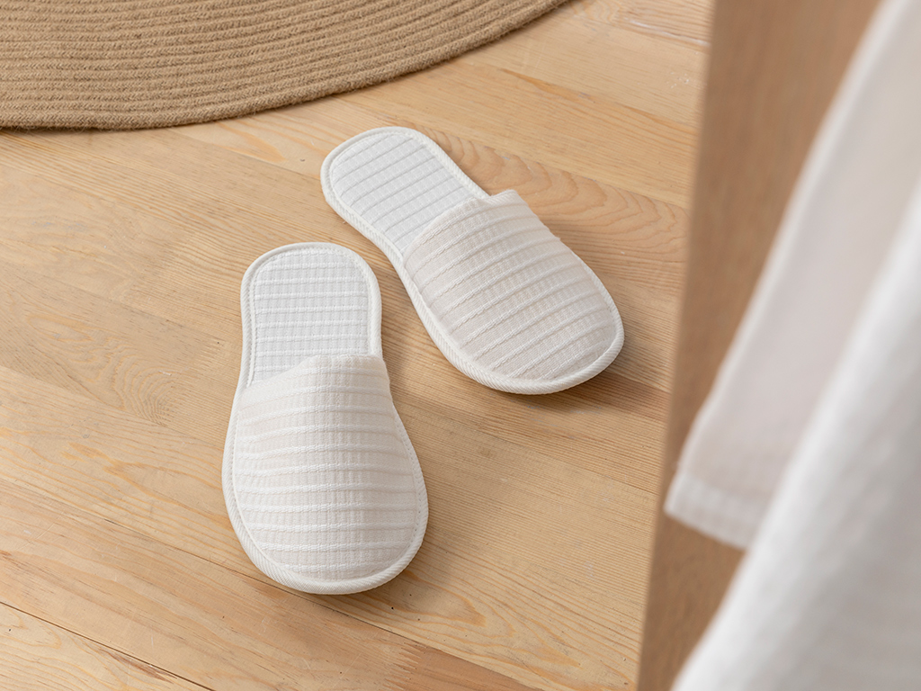 Fresh Touch Coverlet SPA SLIPPERS L. White